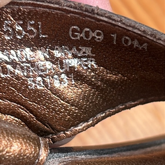 Rockport Brown Sandals with Leather Straps and Decorative Rosette - Picture 9 of 9